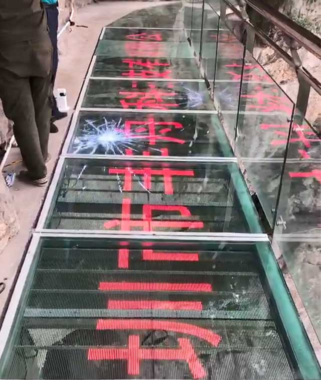 透明玻璃棧道特效屏項目案例-貴州小西湖景區